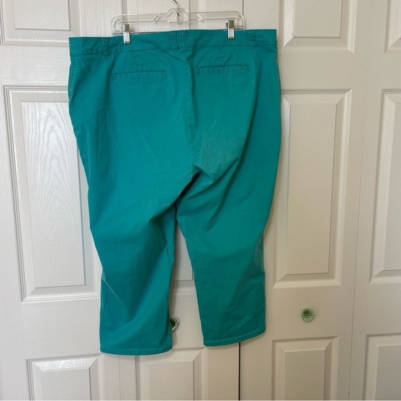 Crown and Ivy Women’s Plus Size 22 W Capri pants in aqua color signs of wear - Picture 3 of 10